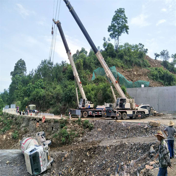 桂东汽车掉沟里叫吊车救援要多少钱